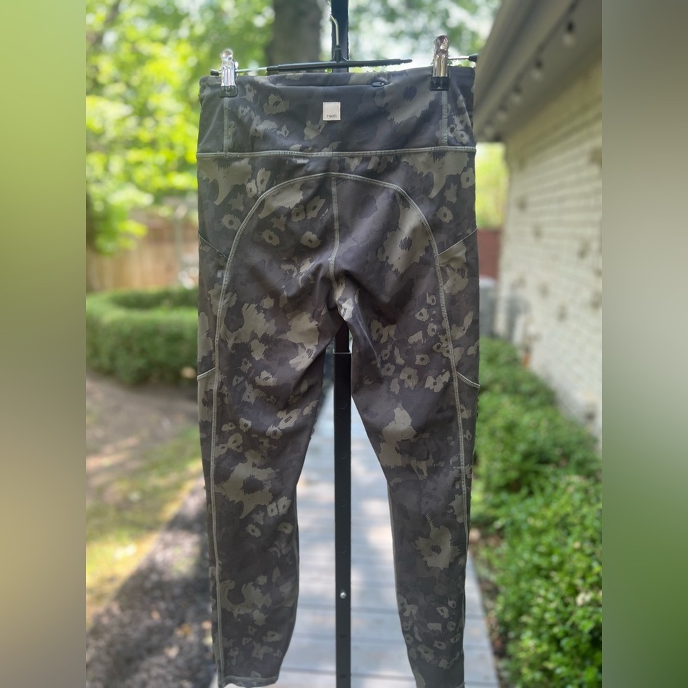 Vuori Stride Pocket Leggings Size Small Oregano Camo Flower EUC!
